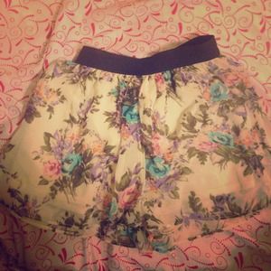🌺🌸Super cute high rise floral print shorts 🌺🌸