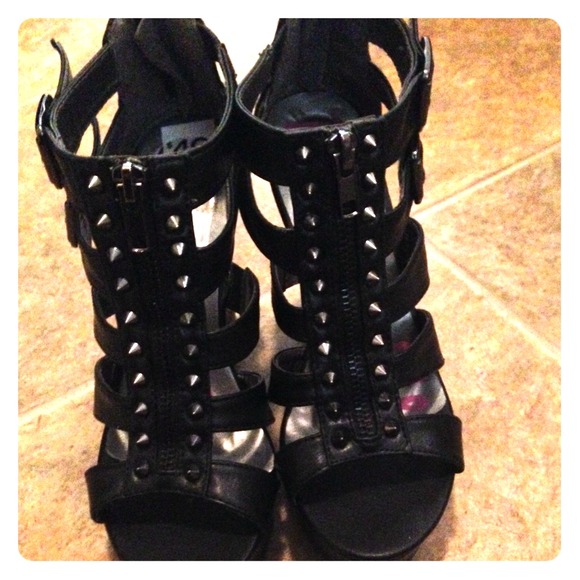 Gladiator platform wedges with studs