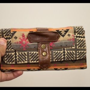 🎉HOST PICK🎉 Tribal print tri-fold wallet