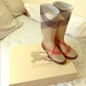 💌@qnzsh0rty20💌 Authentic Burberry Rain Boots