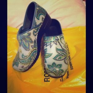 Sanita closed back clogs!