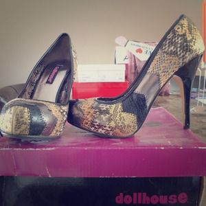Dollhouse lightly worn muli color 4" pump