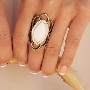 Cookie Lee Jewelry - ⛔️BUNDLED⛔️ Metallic White & Gold Shell Ring Cookie Lee Jewelry - ⛔️BUNDLED⛔️ Metallic White & Gold Shell Ring