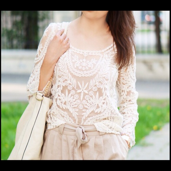❤️Gorgeous Crochet Lace Blouse❤️ - Picture 3 of 4
