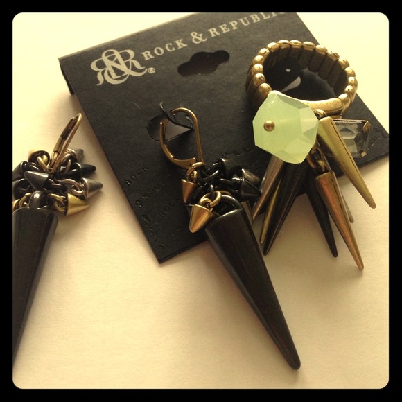 ROCK AND REPUBLIC EARRING AND RING SET 💙💙💙