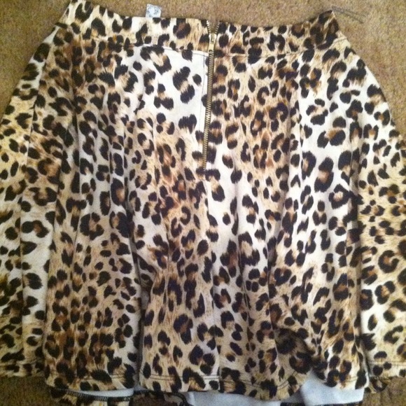 Leopard printed flared skirt. - Picture 1 of 1