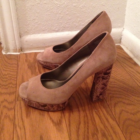 Really pretty peep toe heels great for summer