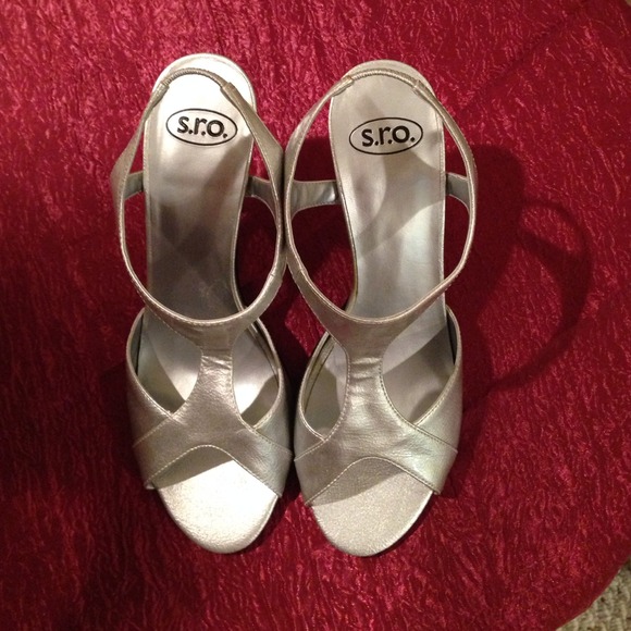 Silver 3 1/2 inch heels Size 7 1/2M never worn