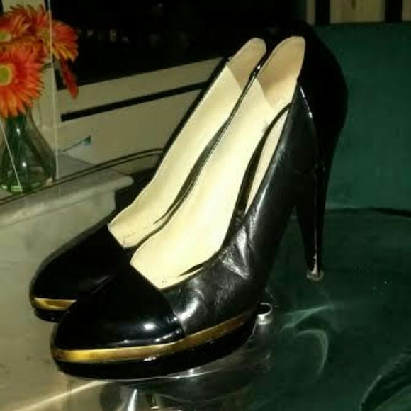 Beautiful YSL Patent Leather Pumps Gold Hardware