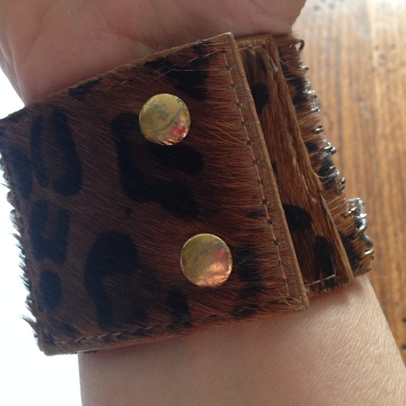 Multi chain bracelet with animal print hair clasp - Picture 3 of 3