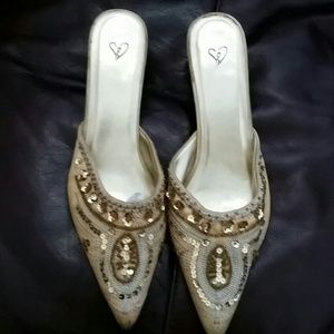 Pointed yellowish gold short heels size 8