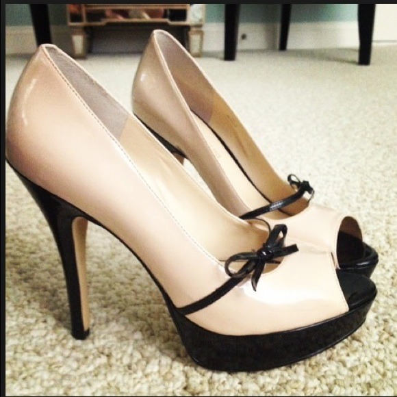 Nude/black pumps