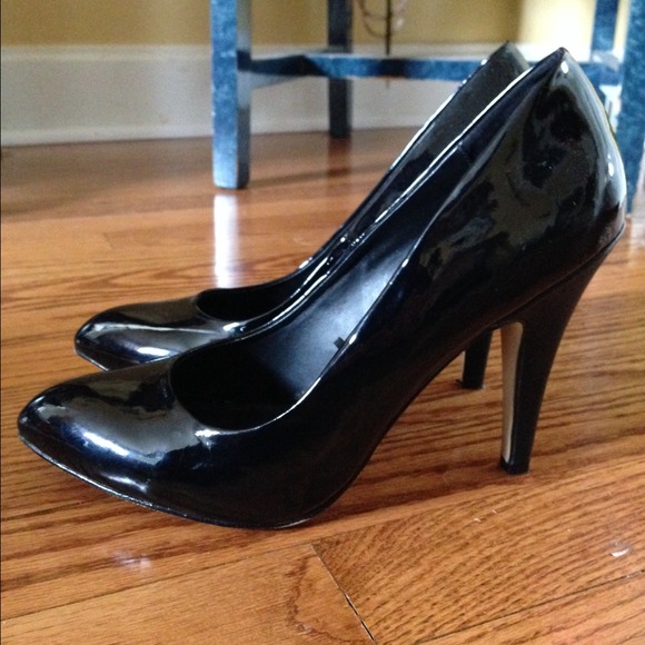50% OFF!! Black patent leather pumps