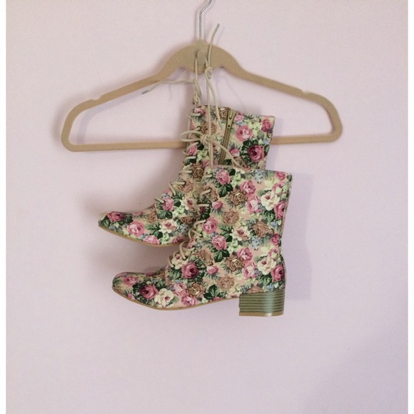 Floral Print boots 🌸