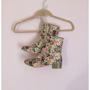 Floral Print boots 🌸