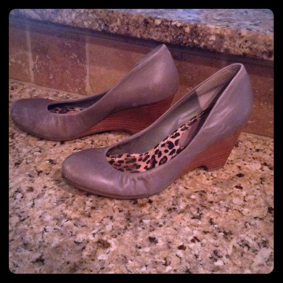Jessica Simpson Grey Wedges