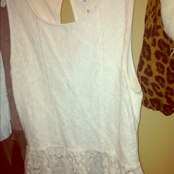 ✨TRADED✨Sleeveless Lace Peplum top