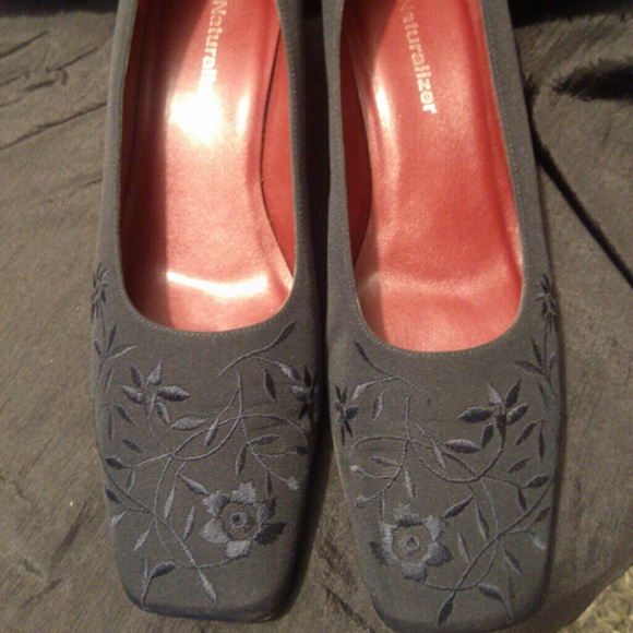 Navy Blue Embroidered Pump