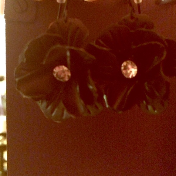 Black rose earrings with diamond