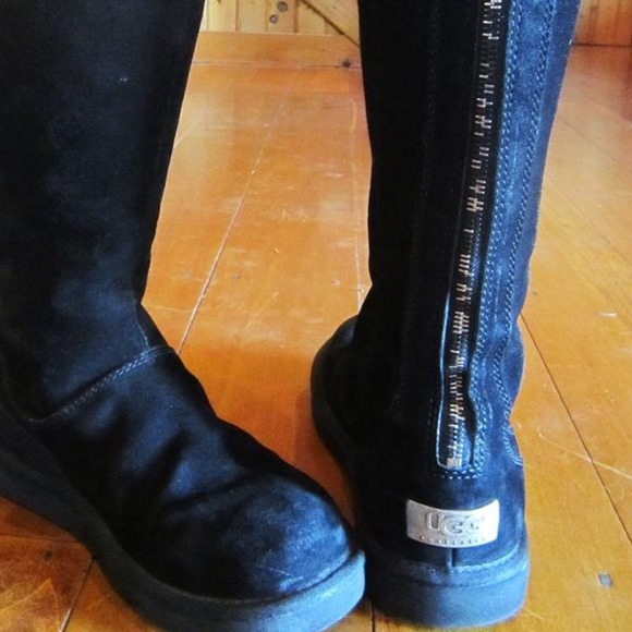 Black UGGS!  ON HOLD