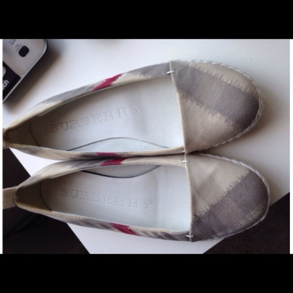 *SOLD* Authentic Burberry flats