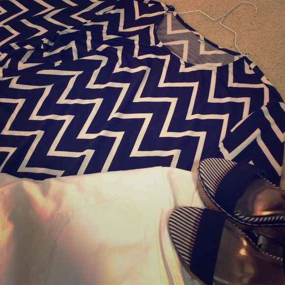 Black and White Chevron Top!