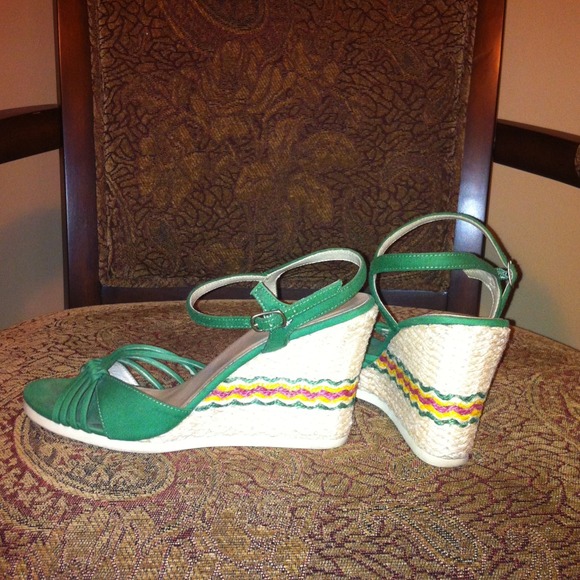 🚫SOLD.  Kelly green Candies wedges💚💚💚