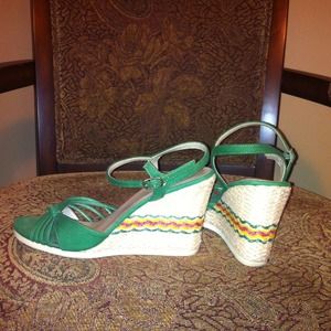 🚫SOLD.  Kelly green Candies wedges💚💚💚