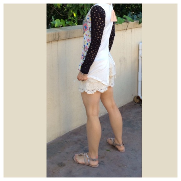 Chic graphic top CLEARANCE 16.00 - Picture 2 of 3