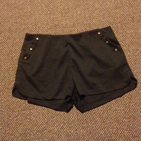 Pants - Black shorts