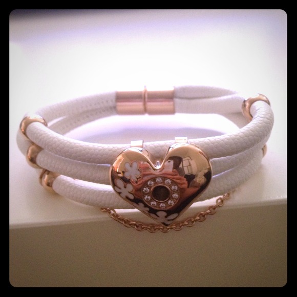 ❌SOLD❌Chunky Gold Daisy Heart Bangle Cuff Bracelet