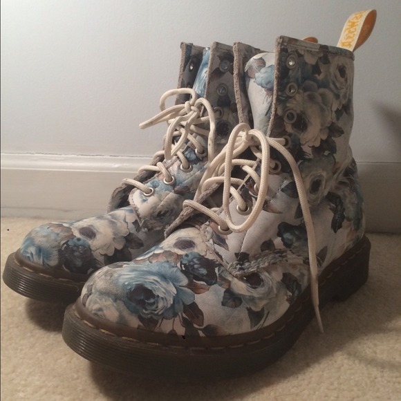 Floral Dr. Martens Women's 7 - Picture 2 of 4
