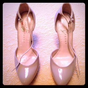 Ivanka Trump patent leather nude heels s6