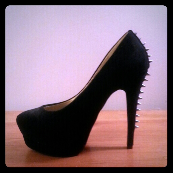 ~BRAND NEW Black heels~