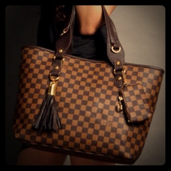 Beautiful Handbag with coin purse! Not authentic.
