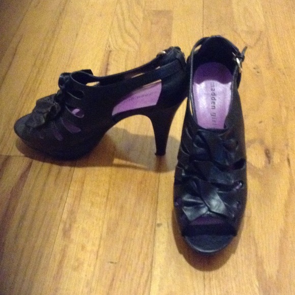 Black bow shoes