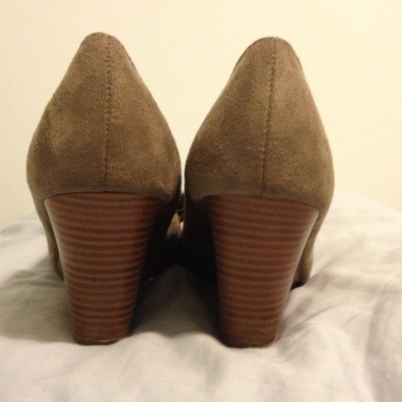 Bow-tie Wedges - Picture 2 of 3