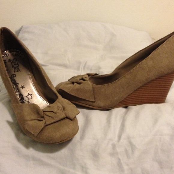 Bow-tie Wedges - Picture 3 of 3