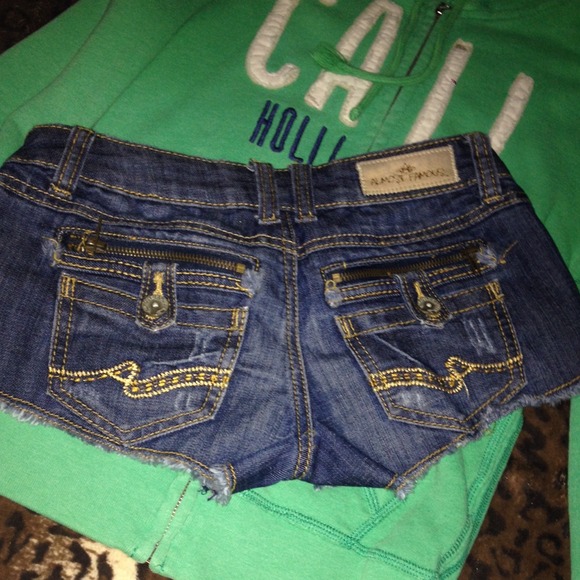 Almost famous jean shorts - Picture 2 of 3