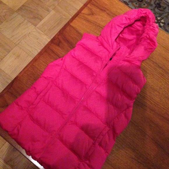 UNIQLO Outerwear - Cute Uniqlo puff vest hot pink!!