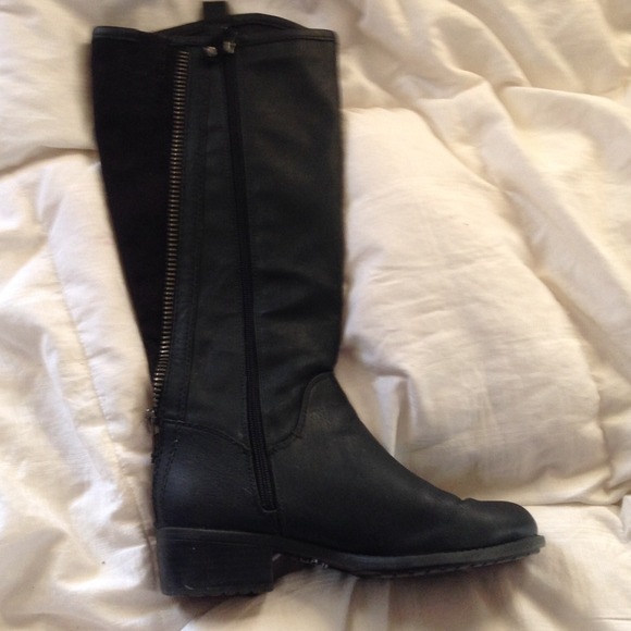Vera Wang black leather boots