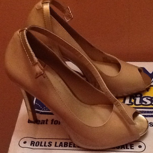 Bcbg Heels size 5