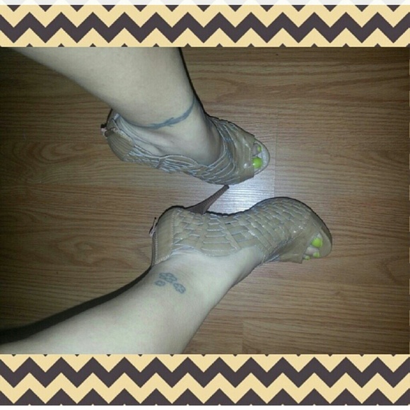 🌟SOLD🌟 Woven Peep toe Stilleto - tan