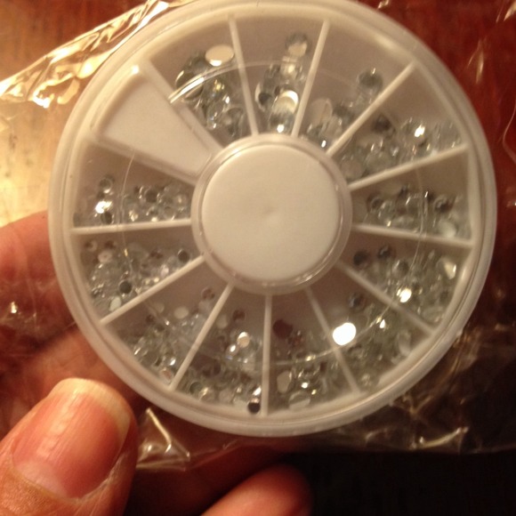 🚫SOLD🚫avail🎀NaiI rhinestones/ silver wheel 💅