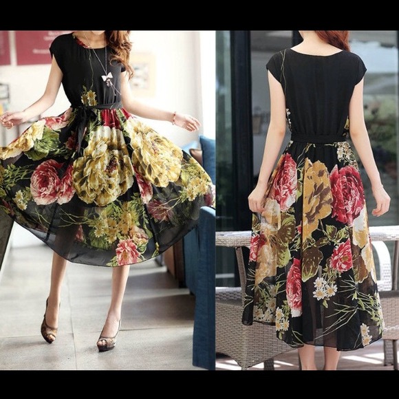 Dresses & Skirts - Gorgeous Black Floral Dress
