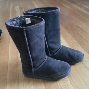 Ugg-like boots