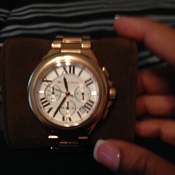 Used authentic Michael Kors Rose gold watch - Picture 1 of 3