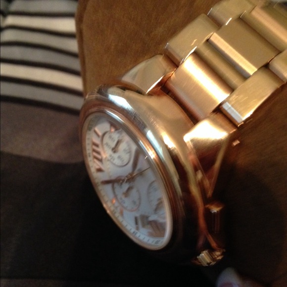 Used authentic Michael Kors Rose gold watch - Picture 2 of 3