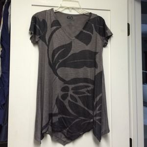 Light gray/dark gray print top.