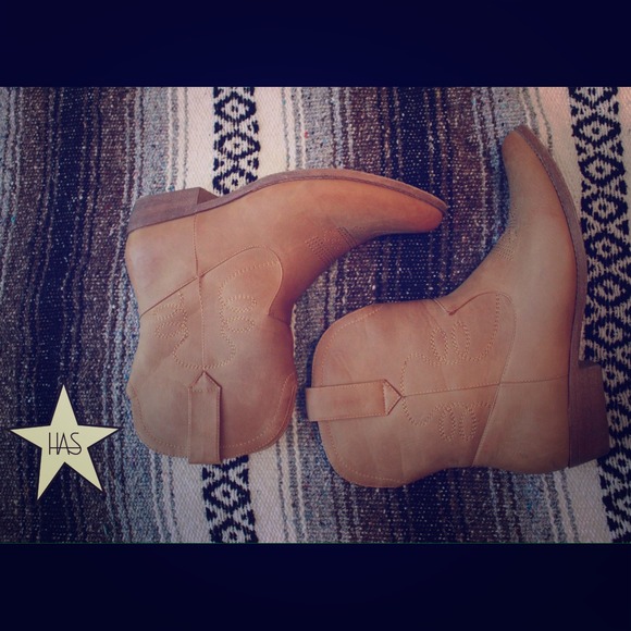 COWGIRL BOOTS - FOREVER 21
